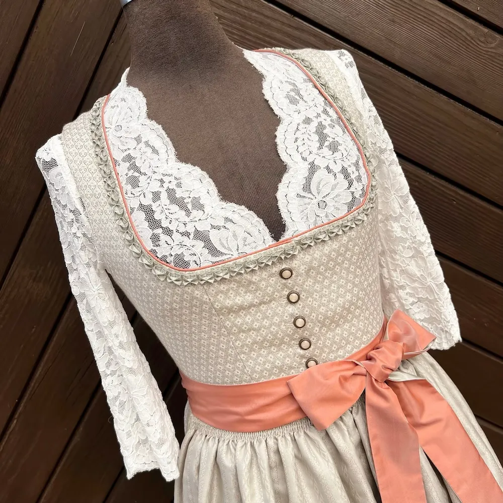 Chiemgauer Heimatwerk Trachten-Onlineshop: Waldorff Dirndlbluse in weiß – creme – schwarz Chiemgauer Heimatwerk Trachten-Onlineshop: Waldorff Dirndlbluse in weiß - creme - schwarz