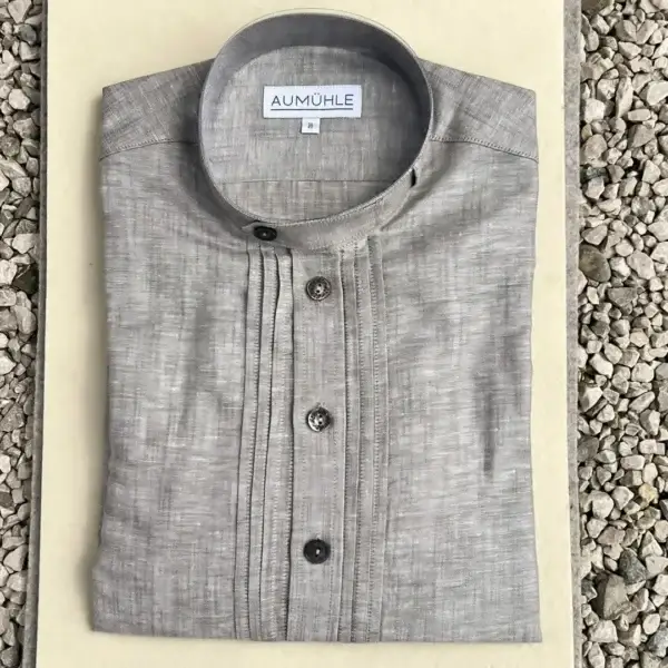 Aumühle Trachtenhemd mit Stehkragen in taupe – Bild 1 – Chiemgauer Heimatwerk Trachten-Onlineshop Aumühle Trachtenhemd mit Stehkragen in taupe - Bild 1 - Chiemgauer Heimatwerk Trachten-Onlineshop