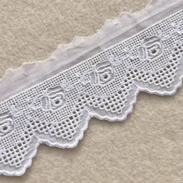Stickereispitze Festonspitze Batistspitze weiß No. 35 – Bild 1 – Chiemgauer Heimatwerk Trachten-Onlineshop Stickereispitze Festonspitze Batistspitze weiß No. 35 - Bild 1 - Chiemgauer Heimatwerk Trachten-Onlineshop