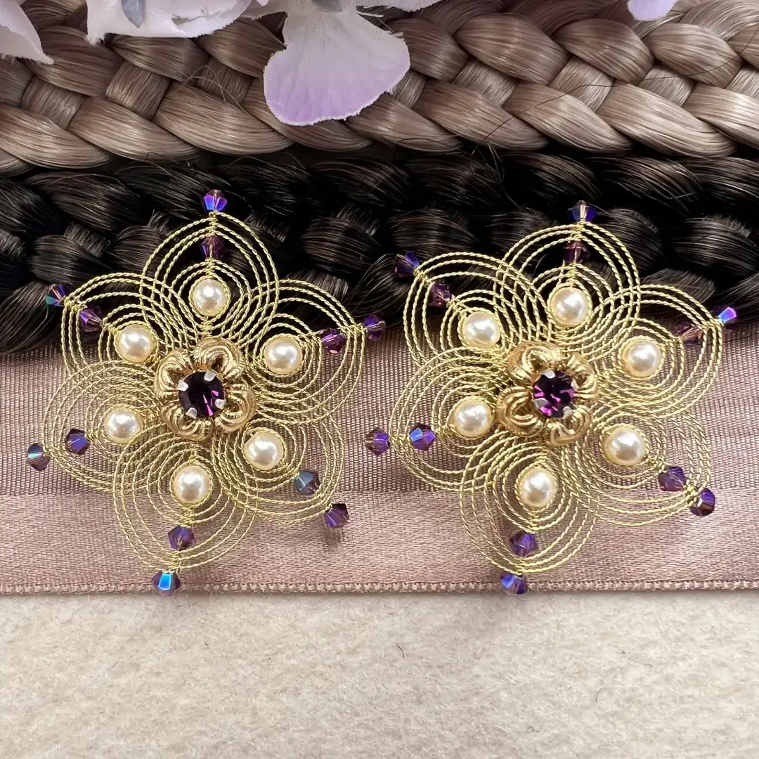 Cordonett-Blütenhaarnadeln gold im 3er Set lila-iris – Bild 4 – Chiemgauer Heimatwerk Trachten-Onlineshop Cordonett-Blütenhaarnadeln gold im 3er Set lila-iris - Bild 4 - Chiemgauer Heimatwerk Trachten-Onlineshop