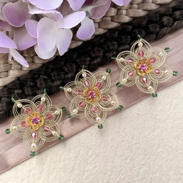 Cordonett-Blรผtenhaarnadeln gold im 3er Set grรผn-rosa No. 2 – Bild 5 – Chiemgauer Heimatwerk Trachten-Onlineshop Cordonett-Blรผtenhaarnadeln gold im 3er Set grรผn-rosa No. 2 - Bild 5 - Chiemgauer Heimatwerk Trachten-Onlineshop