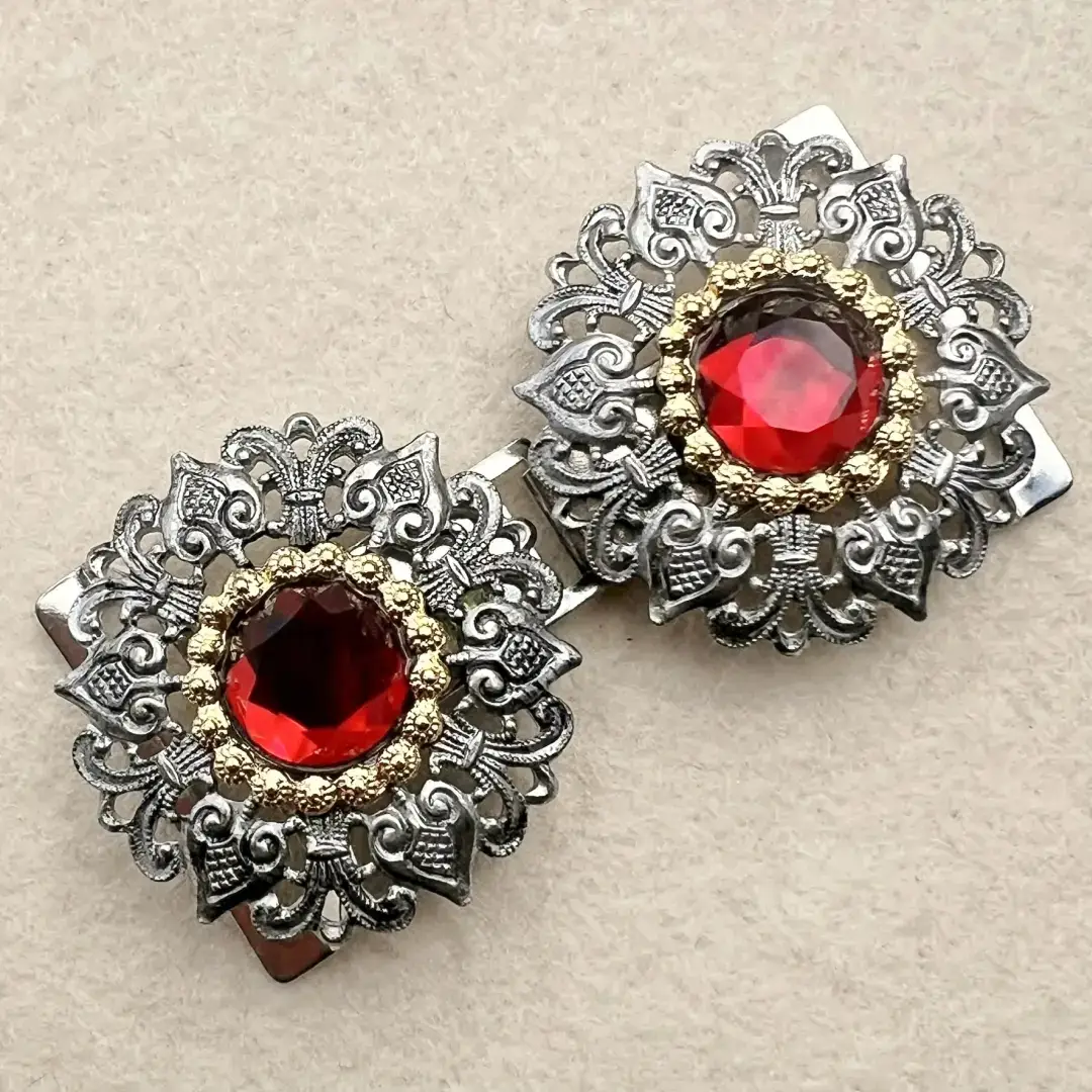 Schürzenschließe mit Swarovski granatrot No. 160 – Bild 23 – Chiemgauer Heimatwerk Trachten-Onlineshop Schürzenschließe mit Swarovski granatrot No. 160 - Bild 23 - Chiemgauer Heimatwerk Trachten-Onlineshop