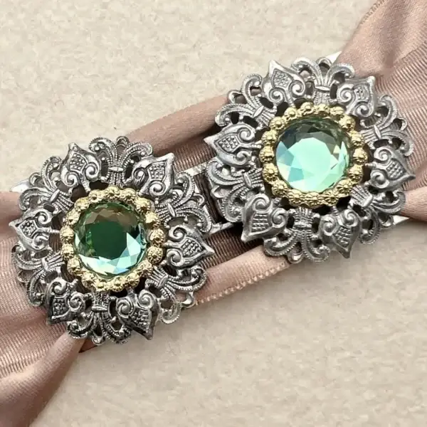 Schürzenschließe mit Swarovski apfelgrün No. 152 – Bild 17 – Chiemgauer Heimatwerk Trachten-Onlineshop Schürzenschließe mit Swarovski apfelgrün No. 152 - Bild 17 - Chiemgauer Heimatwerk Trachten-Onlineshop
