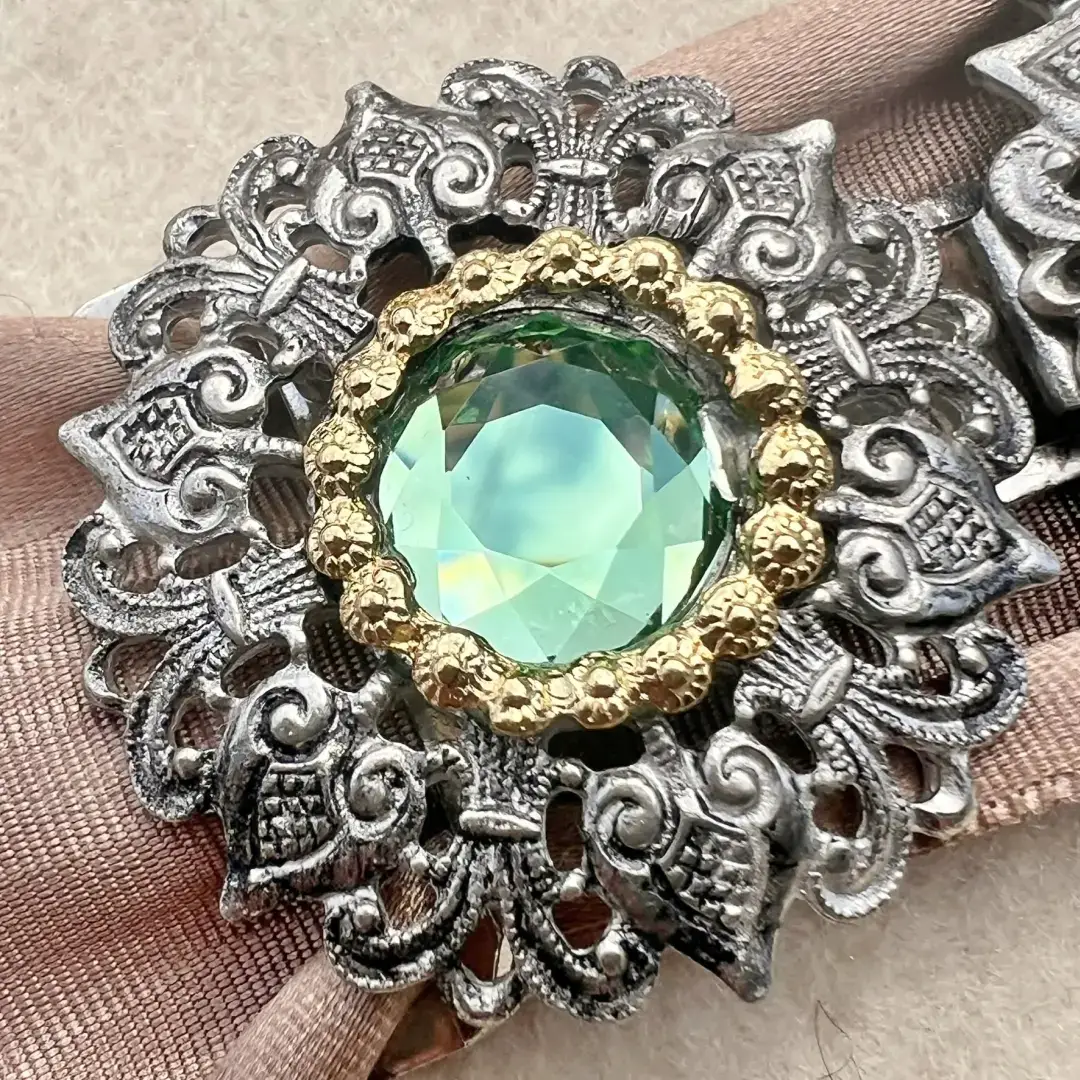 Schürzenschließe mit Swarovski apfelgrün No. 152 – Bild 18 – Chiemgauer Heimatwerk Trachten-Onlineshop Schürzenschließe mit Swarovski apfelgrün No. 152 - Bild 18 - Chiemgauer Heimatwerk Trachten-Onlineshop