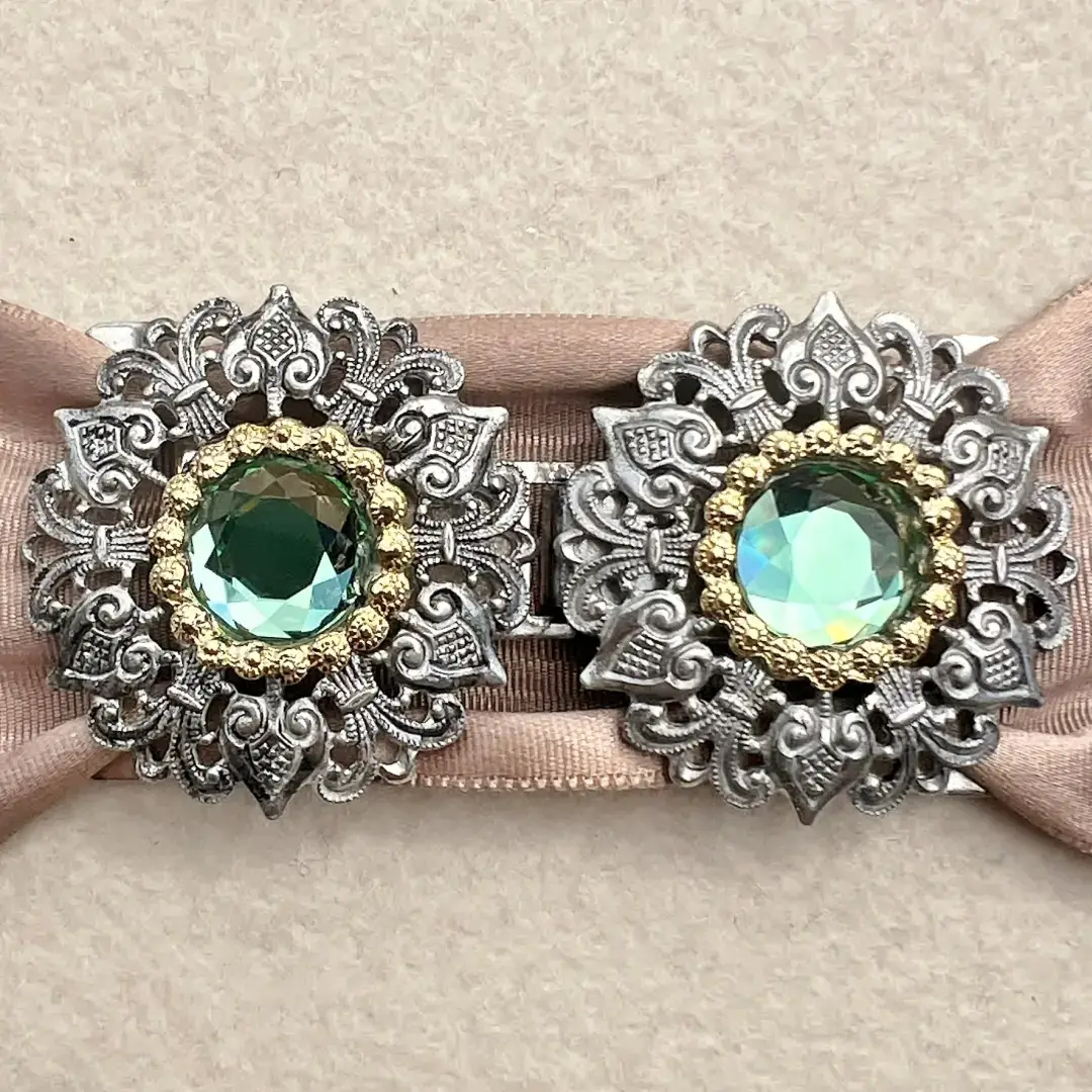 Schürzenschließe mit Swarovski apfelgrün No. 152 – Bild 19 – Chiemgauer Heimatwerk Trachten-Onlineshop Schürzenschließe mit Swarovski apfelgrün No. 152 - Bild 19 - Chiemgauer Heimatwerk Trachten-Onlineshop