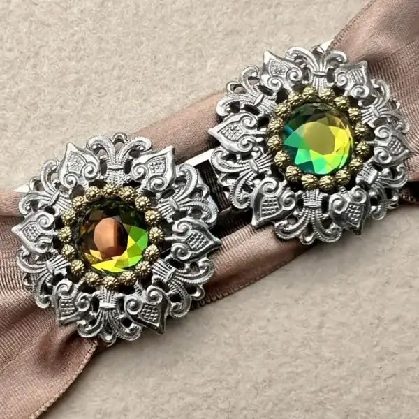 Schürzenschließe mit Swarovski grün No. 162 – Bild 19 – Chiemgauer Heimatwerk Trachten-Onlineshop Schürzenschließe mit Swarovski grün No. 162 - Bild 19 - Chiemgauer Heimatwerk Trachten-Onlineshop