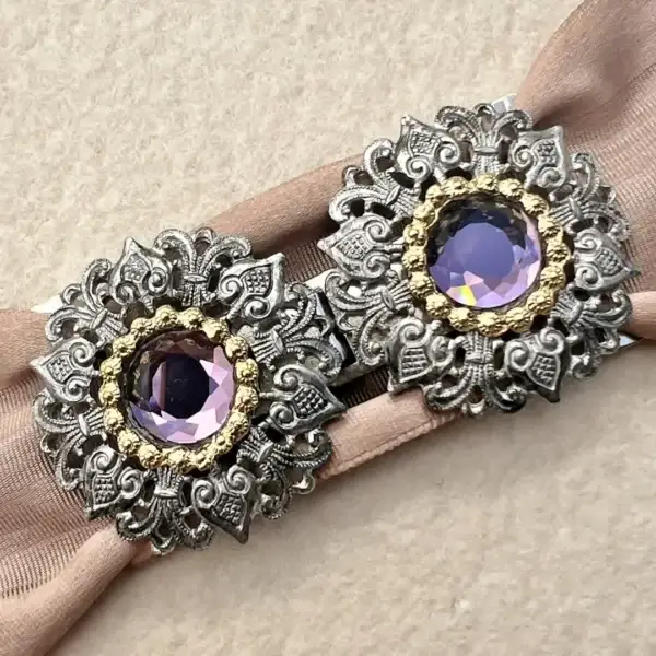 Schürzenschließe mit Swarovski lavendel No. 153 – Bild 19 – Chiemgauer Heimatwerk Trachten-Onlineshop Schürzenschließe mit Swarovski lavendel No. 153 - Bild 19 - Chiemgauer Heimatwerk Trachten-Onlineshop