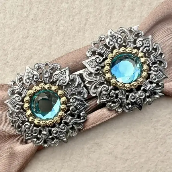Schürzenschließe mit Swarovski aquamarine No. 149 – Bild 20 – Chiemgauer Heimatwerk Trachten-Onlineshop Schürzenschließe mit Swarovski aquamarine No. 149 - Bild 20 - Chiemgauer Heimatwerk Trachten-Onlineshop