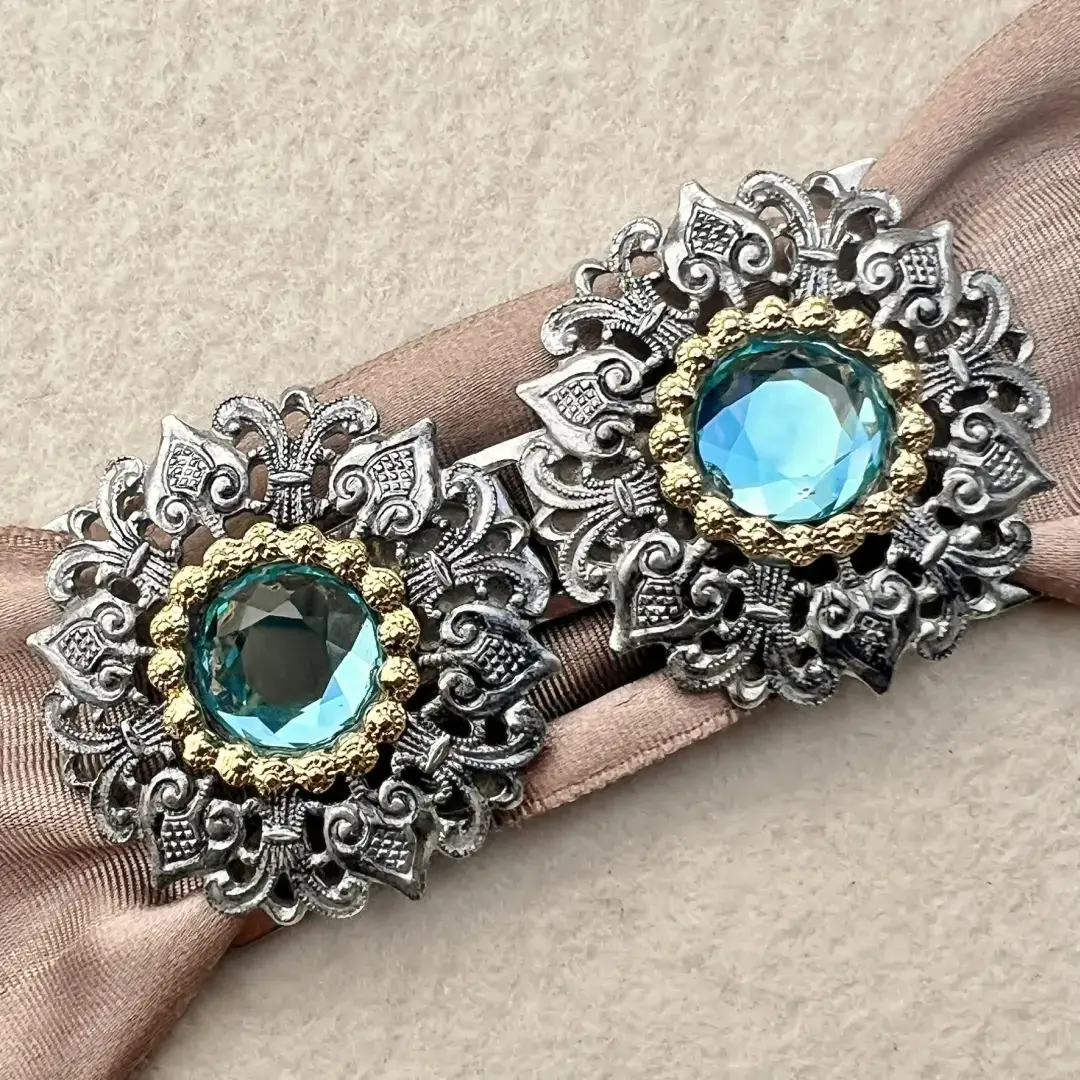 Schürzenschließe mit Swarovski aquamarine No. 149 – Bild 20 – Chiemgauer Heimatwerk Trachten-Onlineshop Schürzenschließe mit Swarovski aquamarine No. 149 - Bild 20 - Chiemgauer Heimatwerk Trachten-Onlineshop