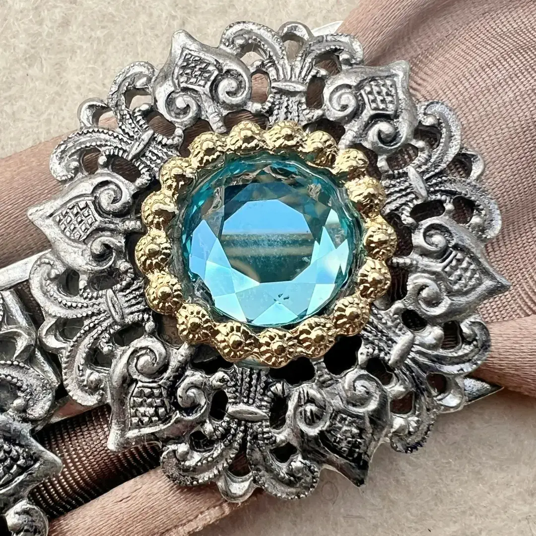 Schürzenschließe mit Swarovski aquamarine No. 149 – Bild 22 – Chiemgauer Heimatwerk Trachten-Onlineshop Schürzenschließe mit Swarovski aquamarine No. 149 - Bild 22 - Chiemgauer Heimatwerk Trachten-Onlineshop