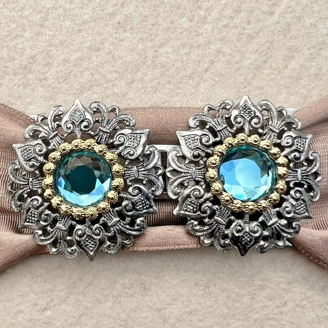 Schürzenschließe mit Swarovski aquamarine No. 149 – Bild 21 – Chiemgauer Heimatwerk Trachten-Onlineshop Schürzenschließe mit Swarovski aquamarine No. 149 - Bild 21 - Chiemgauer Heimatwerk Trachten-Onlineshop
