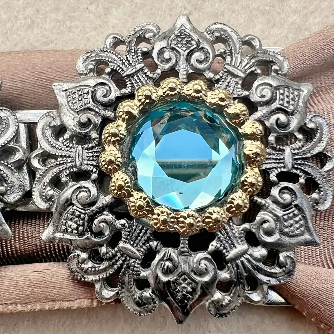 Schürzenschließe mit Swarovski aquamarine No. 149 – Bild 23 – Chiemgauer Heimatwerk Trachten-Onlineshop Schürzenschließe mit Swarovski aquamarine No. 149 - Bild 23 - Chiemgauer Heimatwerk Trachten-Onlineshop