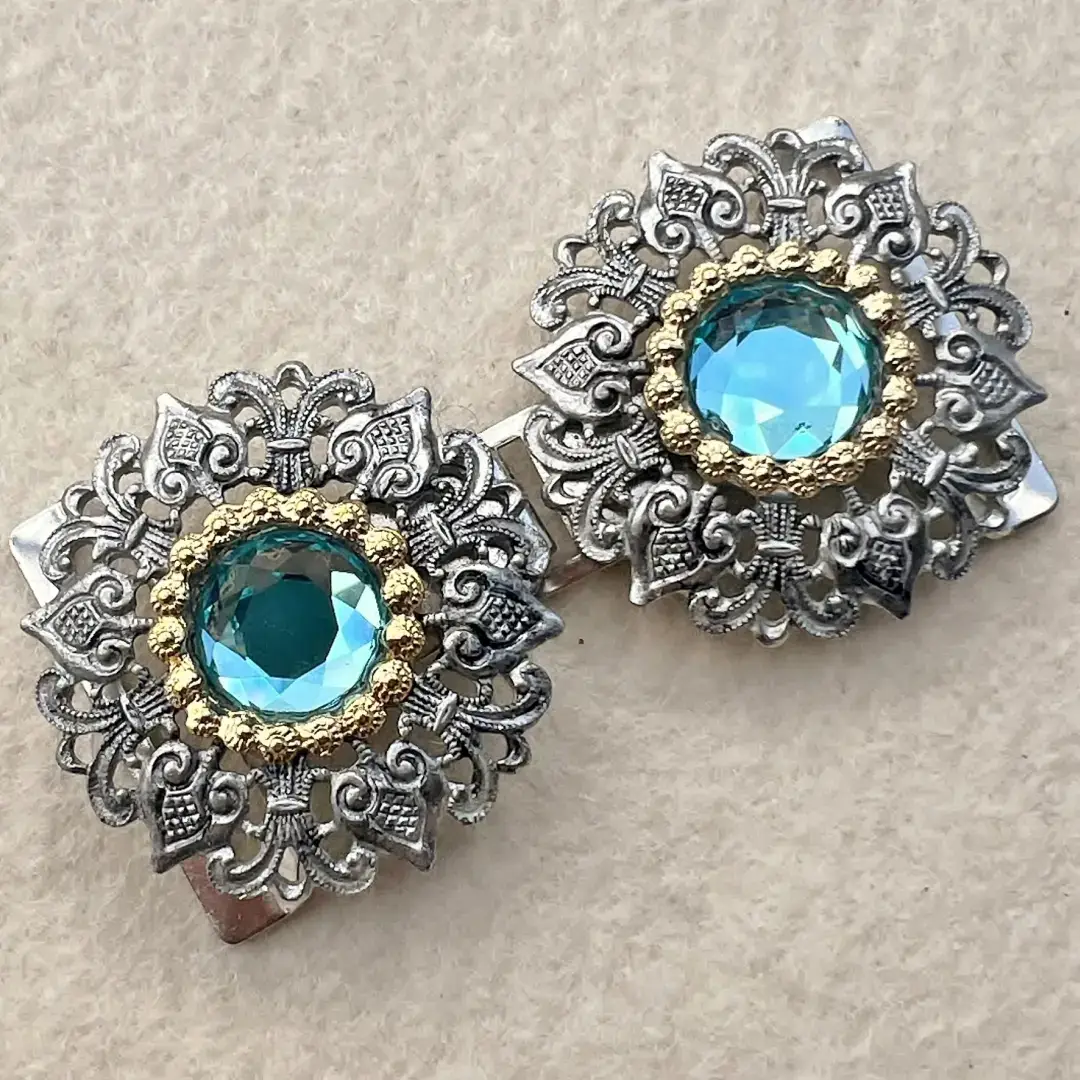 Schürzenschließe mit Swarovski aquamarine No. 149 – Bild 24 – Chiemgauer Heimatwerk Trachten-Onlineshop Schürzenschließe mit Swarovski aquamarine No. 149 - Bild 24 - Chiemgauer Heimatwerk Trachten-Onlineshop