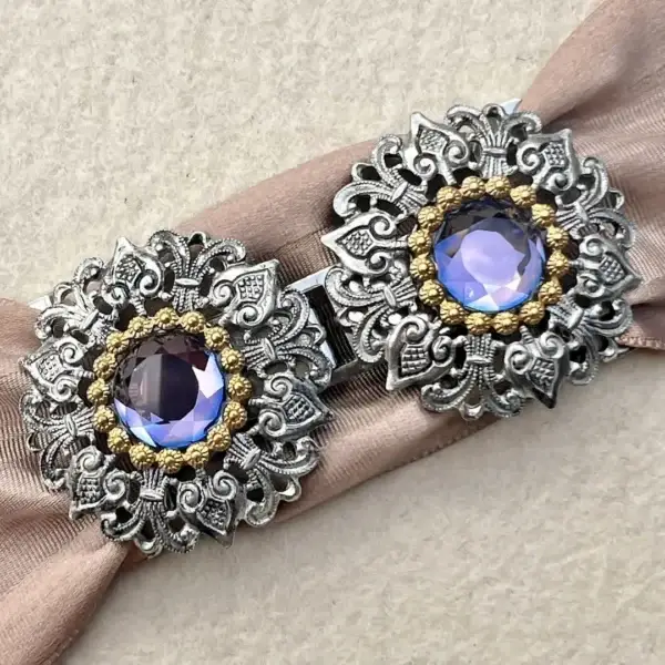Schürzenschließe mit Swarovski lila No. 156 – Bild 20 – Chiemgauer Heimatwerk Trachten-Onlineshop Schürzenschließe mit Swarovski lila No. 156 - Bild 20 - Chiemgauer Heimatwerk Trachten-Onlineshop