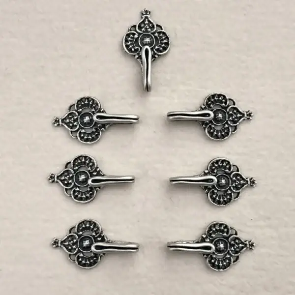 Miederhaken Trachtenhaken antik-silber No. 4 – Bild 14 – Chiemgauer Heimatwerk Trachten-Onlineshop Miederhaken Trachtenhaken antik-silber No. 4 - Bild 14 - Chiemgauer Heimatwerk Trachten-Onlineshop