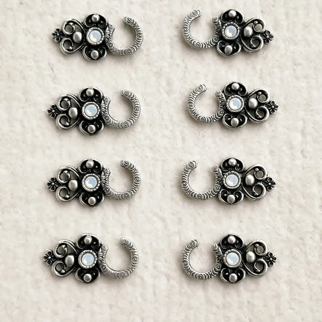 Miederhaken mit Swarovski opal in antik-silber matt – Bild 6 – Chiemgauer Heimatwerk Trachten-Onlineshop Miederhaken mit Swarovski opal in antik-silber matt - Bild 6 - Chiemgauer Heimatwerk Trachten-Onlineshop
