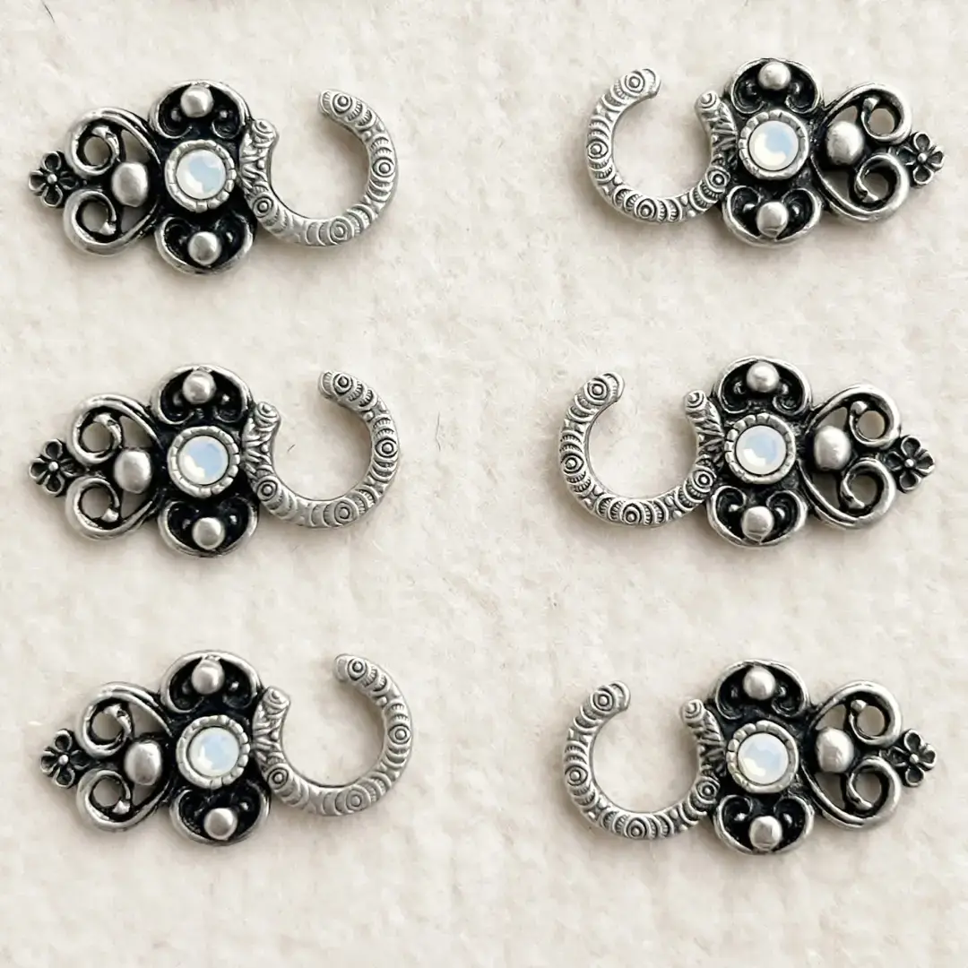 Miederhaken mit Swarovski opal in antik-silber matt – Bild 7 – Chiemgauer Heimatwerk Trachten-Onlineshop Miederhaken mit Swarovski opal in antik-silber matt - Bild 7 - Chiemgauer Heimatwerk Trachten-Onlineshop