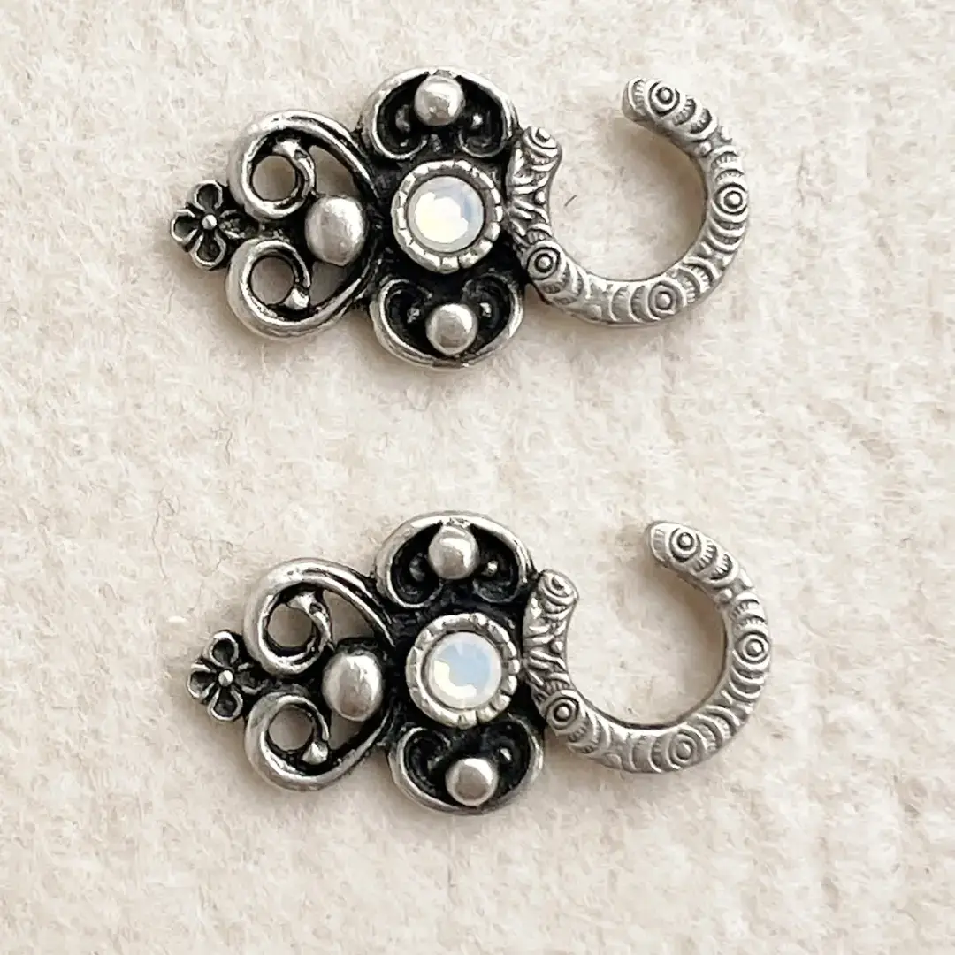 Miederhaken mit Swarovski opal in antik-silber matt – Bild 8 – Chiemgauer Heimatwerk Trachten-Onlineshop Miederhaken mit Swarovski opal in antik-silber matt - Bild 8 - Chiemgauer Heimatwerk Trachten-Onlineshop