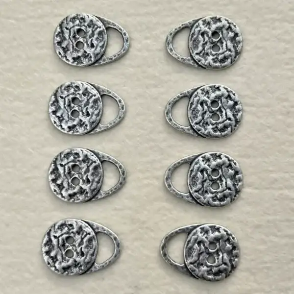 Schnüröse Trachtenhaken antik-silber No. 3 – Bild 10 – Chiemgauer Heimatwerk Trachten-Onlineshop Schnüröse Trachtenhaken antik-silber No. 3 - Bild 10 - Chiemgauer Heimatwerk Trachten-Onlineshop