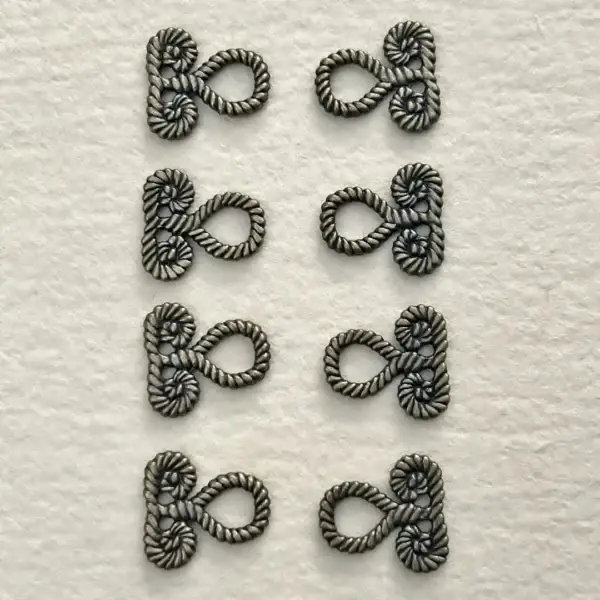 Schnüröse Trachtenhaken antik-messing No. 3 – Bild 13 – Chiemgauer Heimatwerk Trachten-Onlineshop Schnüröse Trachtenhaken antik-messing No. 3 - Bild 13 - Chiemgauer Heimatwerk Trachten-Onlineshop
