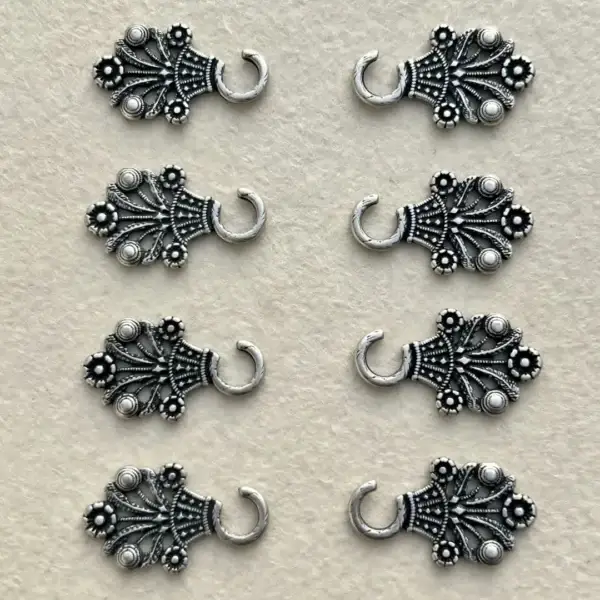 Miederhaken Trachtenhaken antik-silber matt No. 2 – Bild 10 – Chiemgauer Heimatwerk Trachten-Onlineshop Miederhaken Trachtenhaken antik-silber matt No. 2 - Bild 10 - Chiemgauer Heimatwerk Trachten-Onlineshop