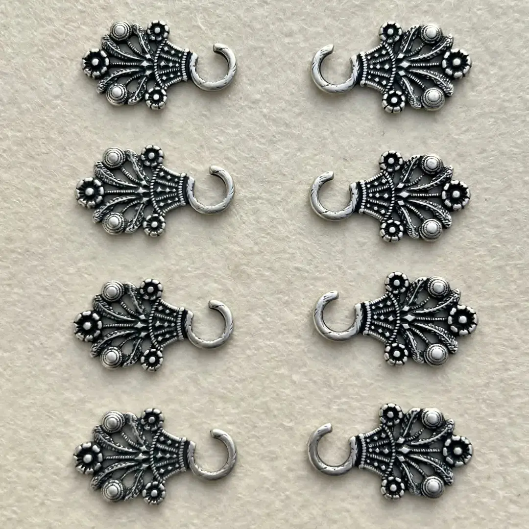 Miederhaken Trachtenhaken antik-silber matt No. 2 – Bild 10 – Chiemgauer Heimatwerk Trachten-Onlineshop Miederhaken Trachtenhaken antik-silber matt No. 2 - Bild 10 - Chiemgauer Heimatwerk Trachten-Onlineshop
