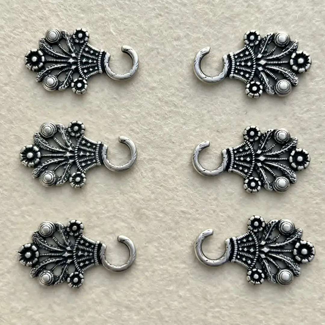 Miederhaken Trachtenhaken antik-silber matt No. 2 – Bild 11 – Chiemgauer Heimatwerk Trachten-Onlineshop Miederhaken Trachtenhaken antik-silber matt No. 2 - Bild 11 - Chiemgauer Heimatwerk Trachten-Onlineshop