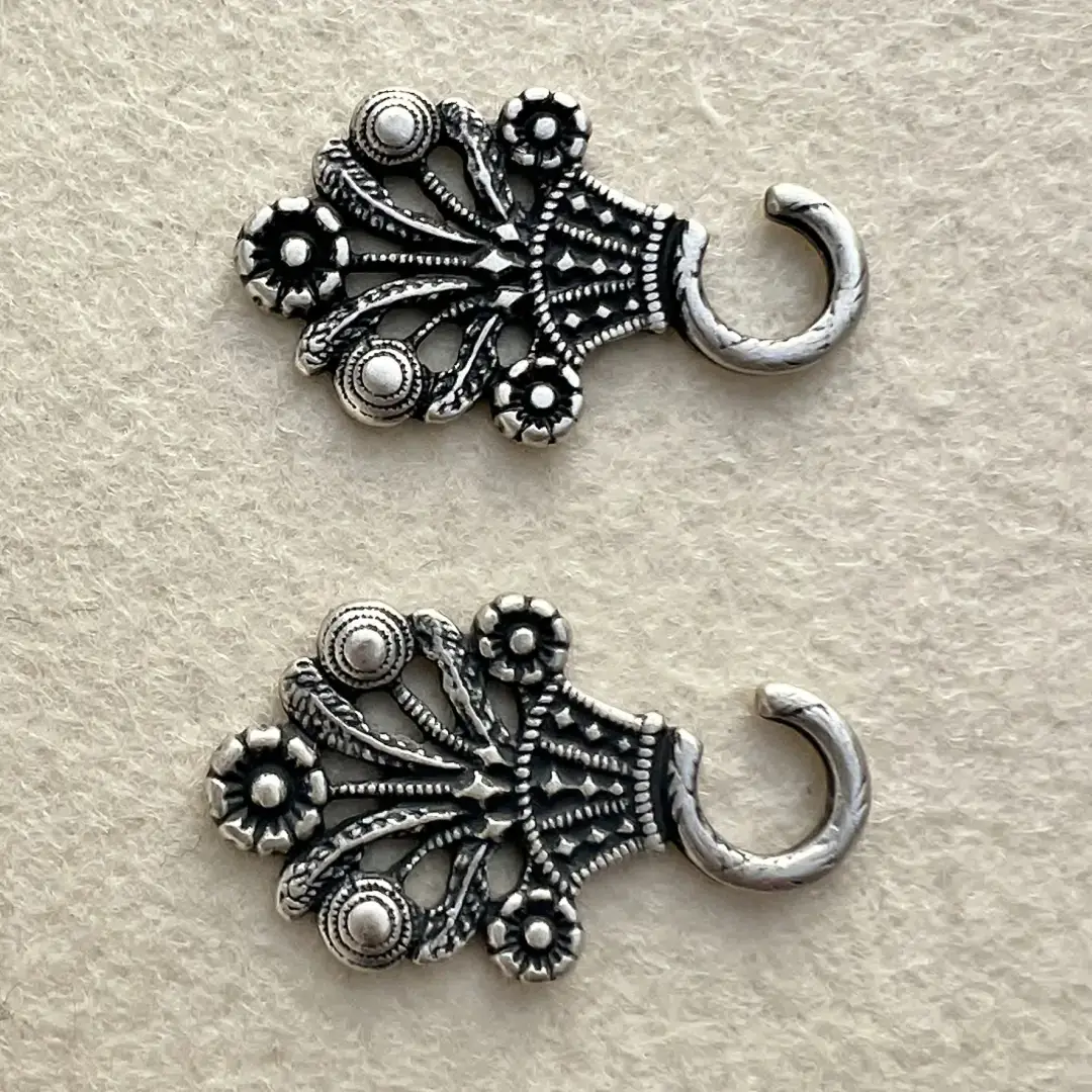 Miederhaken Trachtenhaken antik-silber matt No. 2 – Bild 12 – Chiemgauer Heimatwerk Trachten-Onlineshop Miederhaken Trachtenhaken antik-silber matt No. 2 - Bild 12 - Chiemgauer Heimatwerk Trachten-Onlineshop