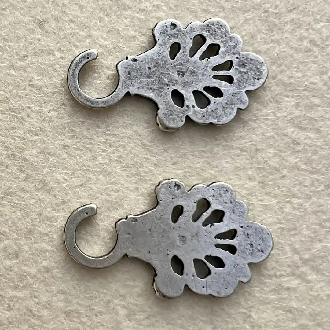 Miederhaken Trachtenhaken antik-silber matt No. 2 – Bild 13 – Chiemgauer Heimatwerk Trachten-Onlineshop Miederhaken Trachtenhaken antik-silber matt No. 2 - Bild 13 - Chiemgauer Heimatwerk Trachten-Onlineshop