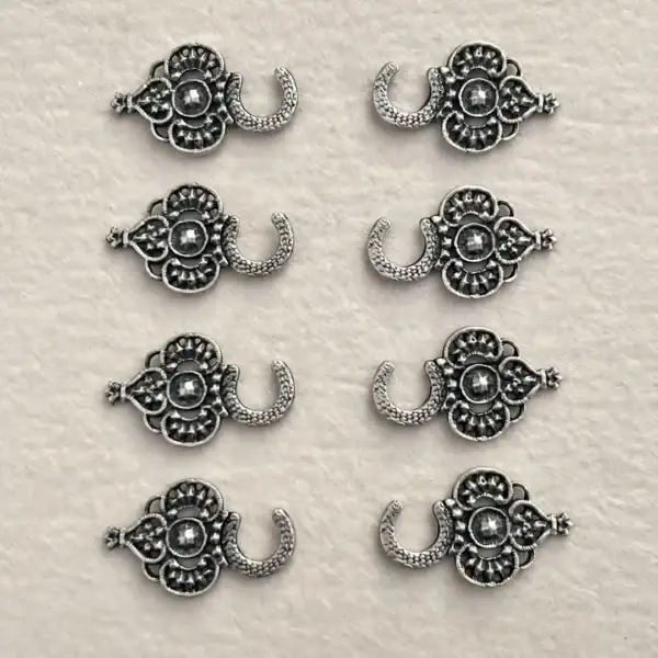 Miederhaken Trachtenhaken antik-silber matt No. 1 – Bild 12 – Chiemgauer Heimatwerk Trachten-Onlineshop Miederhaken Trachtenhaken antik-silber matt No. 1 - Bild 12 - Chiemgauer Heimatwerk Trachten-Onlineshop
