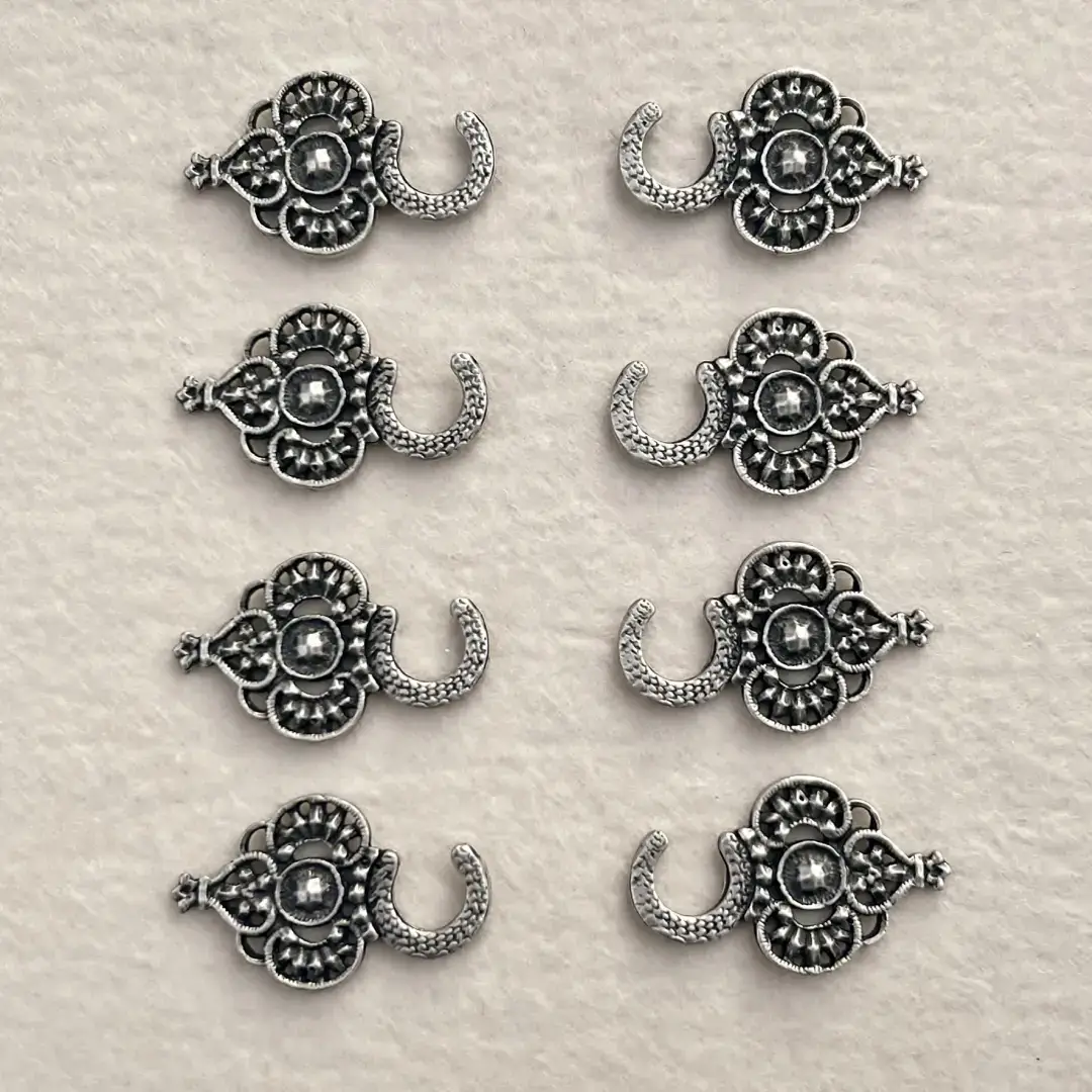 Miederhaken Trachtenhaken antik-silber matt No. 1 – Bild 12 – Chiemgauer Heimatwerk Trachten-Onlineshop Miederhaken Trachtenhaken antik-silber matt No. 1 - Bild 12 - Chiemgauer Heimatwerk Trachten-Onlineshop