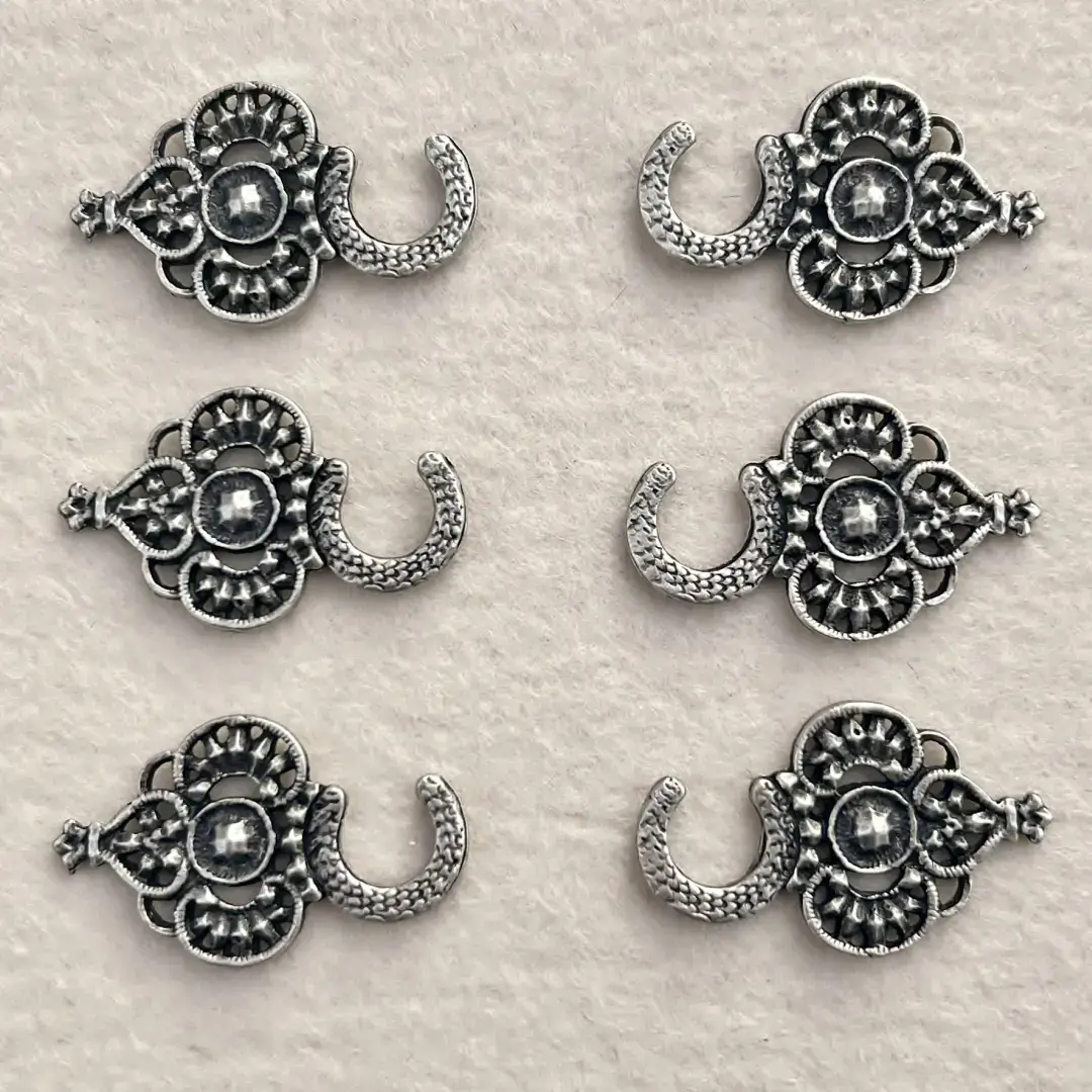 Miederhaken Trachtenhaken antik-silber matt No. 1 – Bild 13 – Chiemgauer Heimatwerk Trachten-Onlineshop Miederhaken Trachtenhaken antik-silber matt No. 1 - Bild 13 - Chiemgauer Heimatwerk Trachten-Onlineshop
