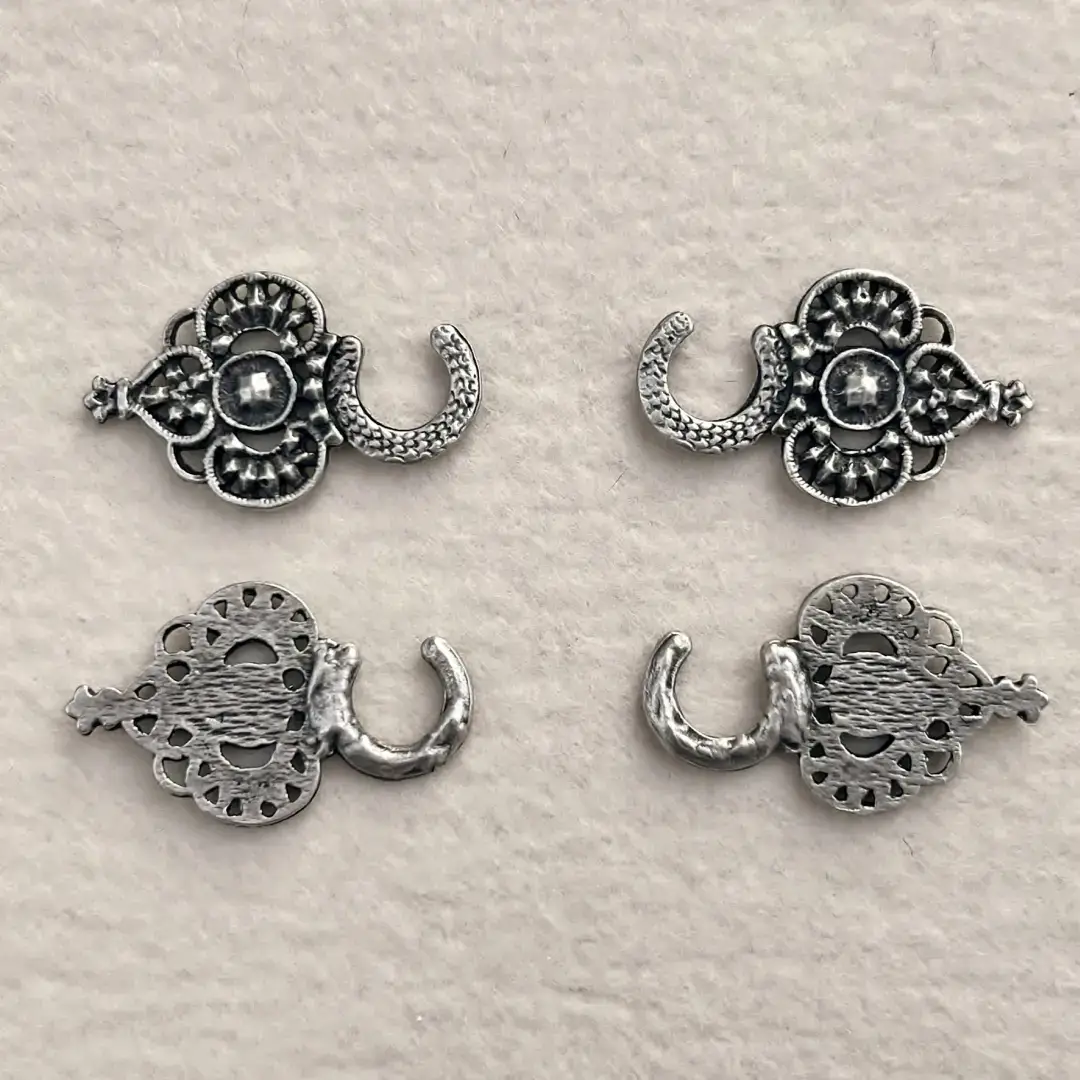 Miederhaken Trachtenhaken antik-silber matt No. 1 – Bild 14 – Chiemgauer Heimatwerk Trachten-Onlineshop Miederhaken Trachtenhaken antik-silber matt No. 1 - Bild 14 - Chiemgauer Heimatwerk Trachten-Onlineshop