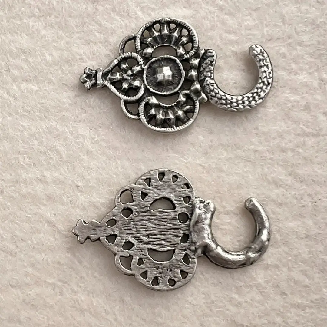 Miederhaken Trachtenhaken antik-silber matt No. 1 – Bild 15 – Chiemgauer Heimatwerk Trachten-Onlineshop Miederhaken Trachtenhaken antik-silber matt No. 1 - Bild 15 - Chiemgauer Heimatwerk Trachten-Onlineshop