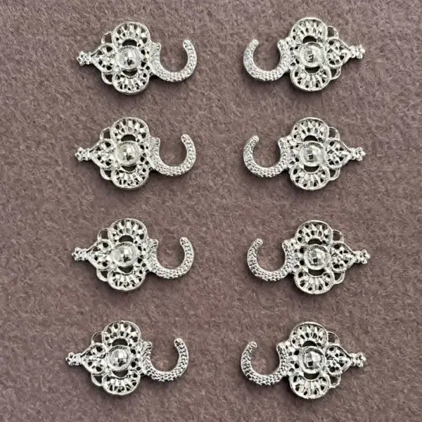 Miederhaken Trachtenhaken echt versilbert No. 14 – Bild 15 – Chiemgauer Heimatwerk Trachten-Onlineshop Miederhaken Trachtenhaken echt versilbert No. 14 - Bild 15 - Chiemgauer Heimatwerk Trachten-Onlineshop
