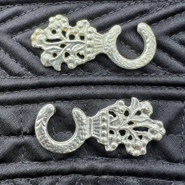 Miederhaken Trachtenhaken echt versilbert No. 5 – Bild 4 – Chiemgauer Heimatwerk Trachten-Onlineshop Miederhaken Trachtenhaken echt versilbert No. 5 - Bild 4 - Chiemgauer Heimatwerk Trachten-Onlineshop