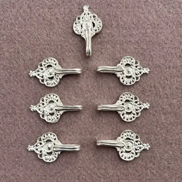 Miederhaken Trachtenhaken echt versilbert No. 13 – Bild 12 – Chiemgauer Heimatwerk Trachten-Onlineshop Miederhaken Trachtenhaken echt versilbert No. 13 - Bild 12 - Chiemgauer Heimatwerk Trachten-Onlineshop