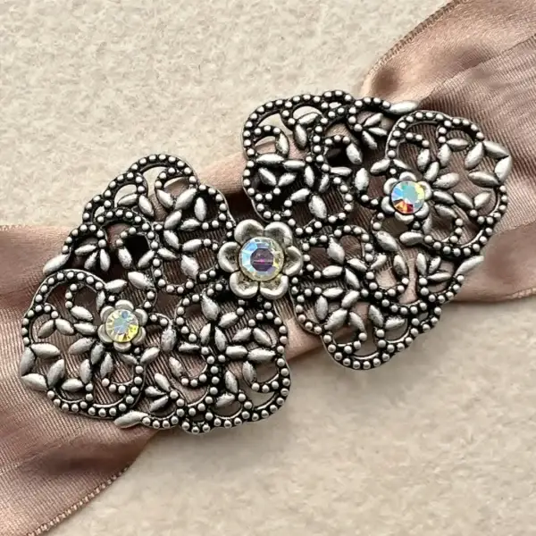 Schürzenschließe mit Swarovski kristallAB No. 105 – Bild 8 – Chiemgauer Heimatwerk Trachten-Onlineshop Schürzenschließe mit Swarovski kristallAB No. 105 - Bild 8 - Chiemgauer Heimatwerk Trachten-Onlineshop