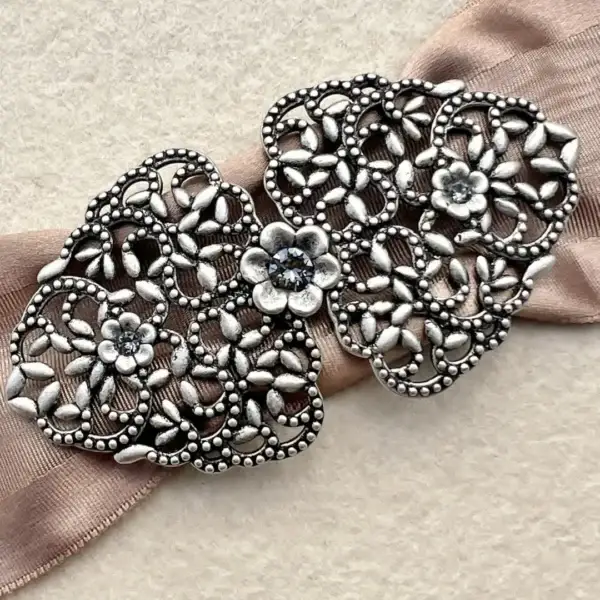 Schürzenschließe mit Swarovski grau No. 102 – Bild 1 – Chiemgauer Heimatwerk Trachten-Onlineshop Schürzenschließe mit Swarovski grau No. 102 - Bild 1 - Chiemgauer Heimatwerk Trachten-Onlineshop
