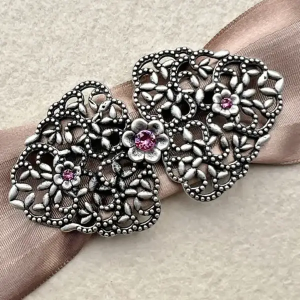 Schürzenschließe mit Swarovski rosa No. 106 – Bild 7 – Chiemgauer Heimatwerk Trachten-Onlineshop Schürzenschließe mit Swarovski rosa No. 106 - Bild 7 - Chiemgauer Heimatwerk Trachten-Onlineshop