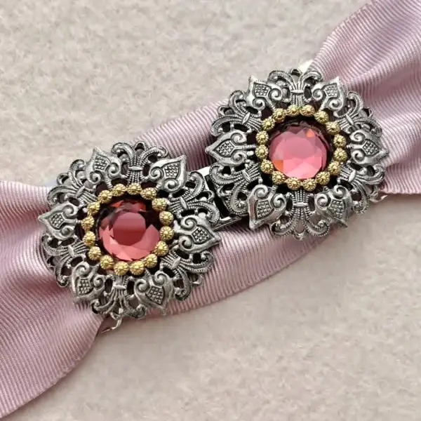 Schürzenschließe mit Swarovski altrosa No. 148 – Bild 18 – Chiemgauer Heimatwerk Trachten-Onlineshop Schürzenschließe mit Swarovski altrosa No. 148 - Bild 18 - Chiemgauer Heimatwerk Trachten-Onlineshop