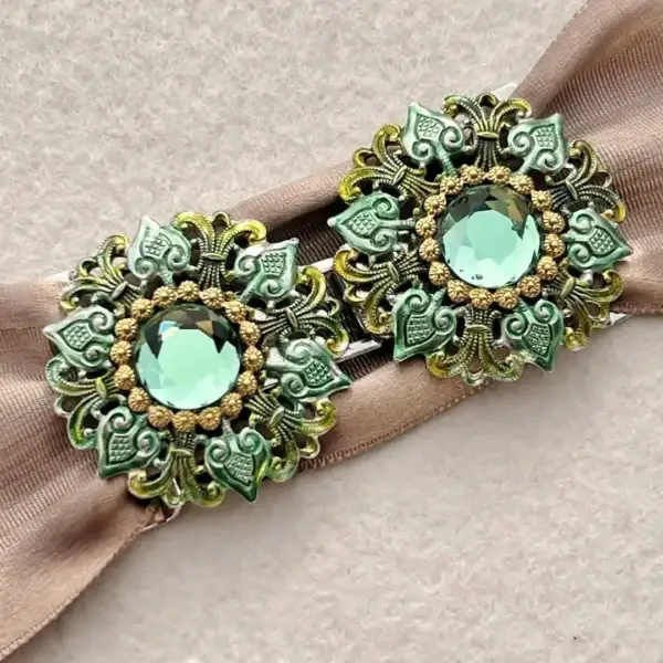 Grüne Schürzenschließe mit Swarovski No. 146 – Bild 1 – Chiemgauer Heimatwerk Trachten-Onlineshop Grüne Schürzenschließe mit Swarovski No. 146 - Bild 1 - Chiemgauer Heimatwerk Trachten-Onlineshop