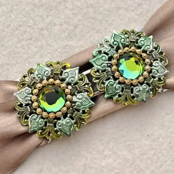 Grüne Schürzenschließe mit Swarovski No. 147 – Bild 1 – Chiemgauer Heimatwerk Trachten-Onlineshop Grüne Schürzenschließe mit Swarovski No. 147 - Bild 1 - Chiemgauer Heimatwerk Trachten-Onlineshop