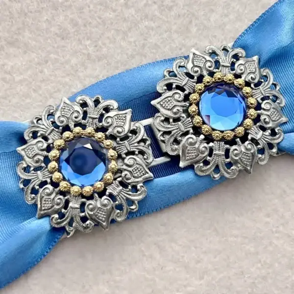 Schürzenschließe mit Swarovski saphire No. 159 – Bild 24 – Chiemgauer Heimatwerk Trachten-Onlineshop Schürzenschließe mit Swarovski saphire No. 159 - Bild 24 - Chiemgauer Heimatwerk Trachten-Onlineshop