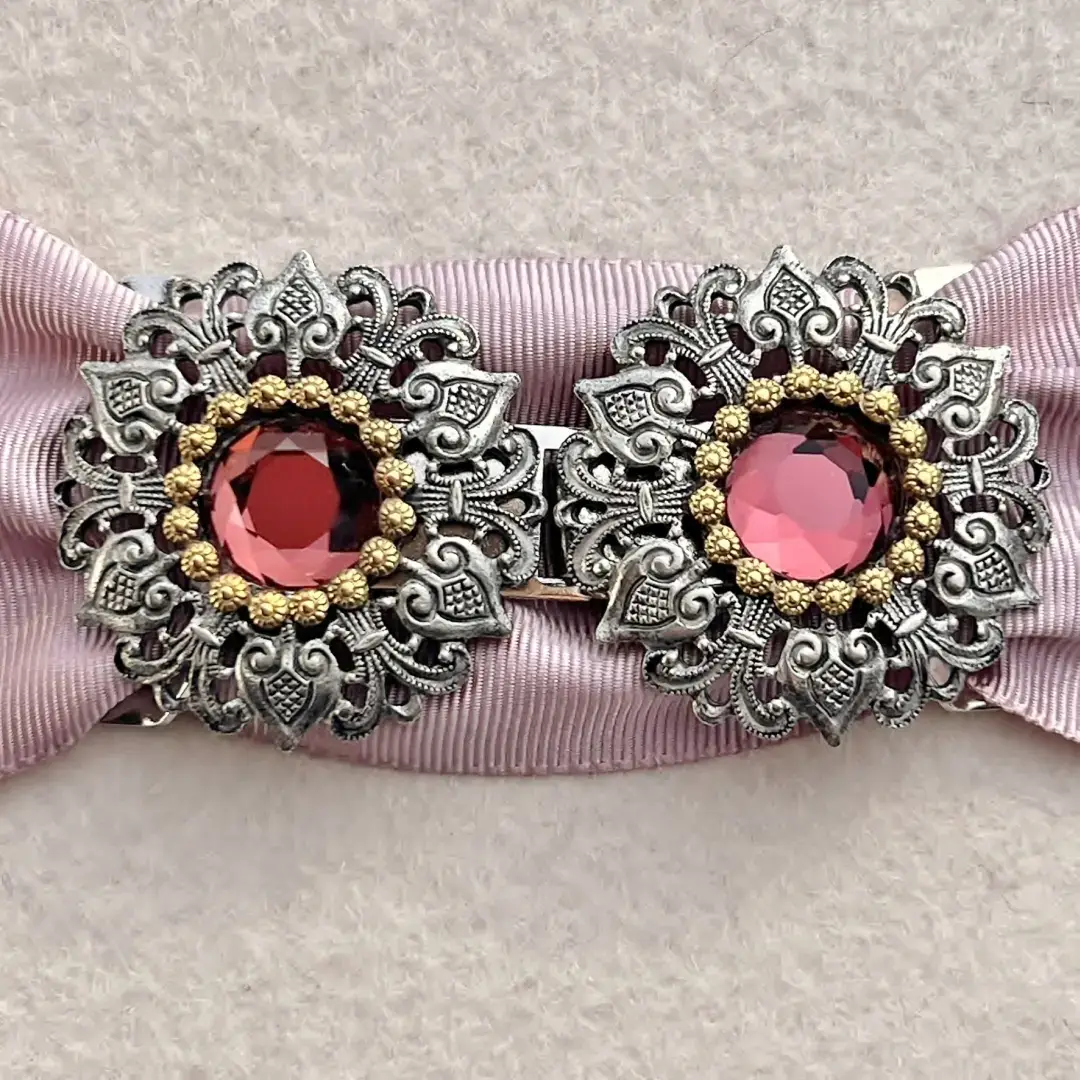 Schürzenschließe mit Swarovski altrosa No. 148 – Bild 19 – Chiemgauer Heimatwerk Trachten-Onlineshop Schürzenschließe mit Swarovski altrosa No. 148 - Bild 19 - Chiemgauer Heimatwerk Trachten-Onlineshop