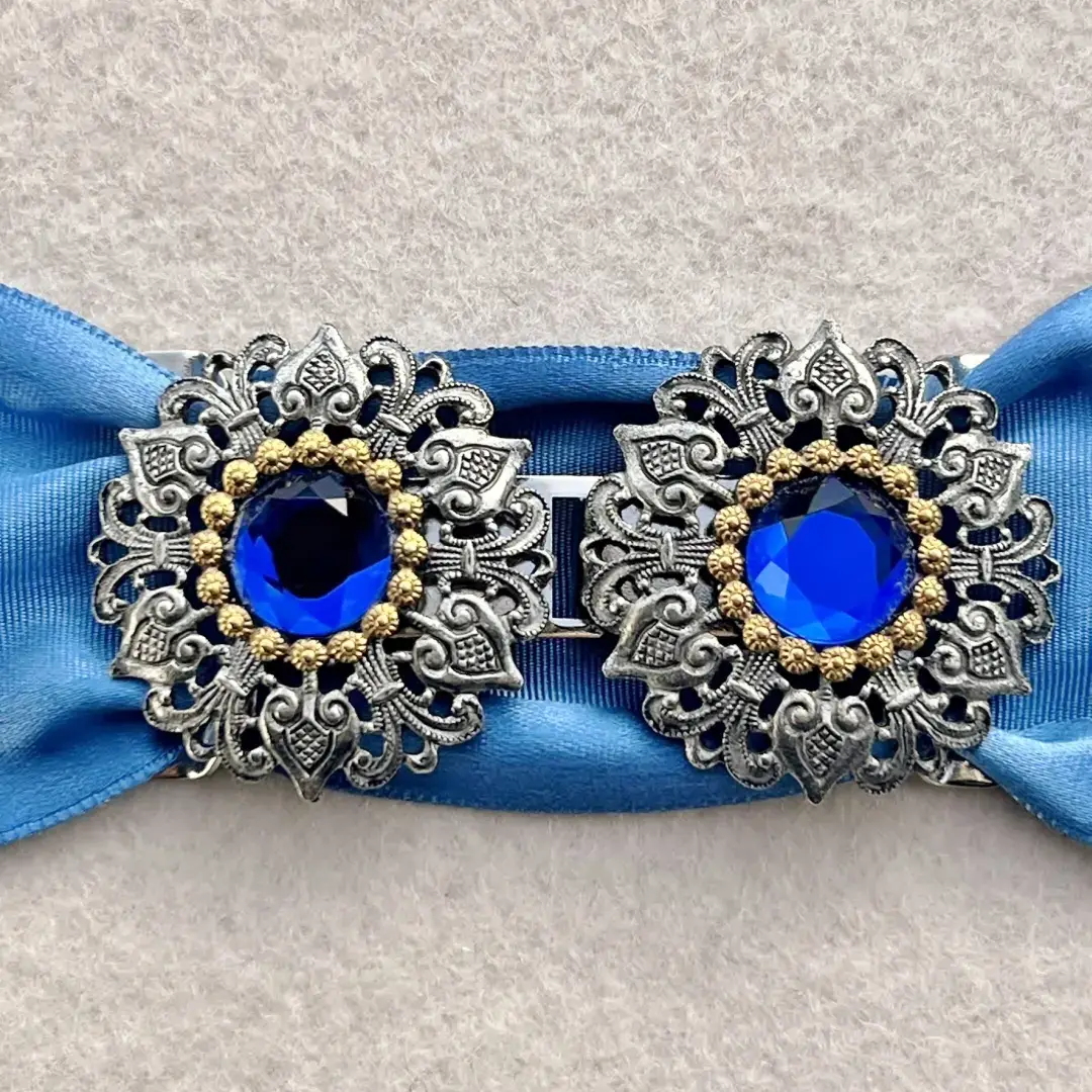 Schürzenschließe mit Swarovski enzianblau No. 151 – Bild 21 – Chiemgauer Heimatwerk Trachten-Onlineshop Schürzenschließe mit Swarovski enzianblau No. 151 - Bild 21 - Chiemgauer Heimatwerk Trachten-Onlineshop