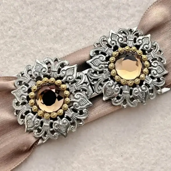Schürzenschließe mit Swarovski topas No. 161 – Bild 16 – Chiemgauer Heimatwerk Trachten-Onlineshop Schürzenschließe mit Swarovski topas No. 161 - Bild 16 - Chiemgauer Heimatwerk Trachten-Onlineshop
