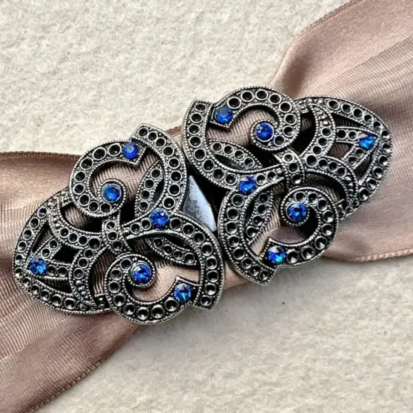 Schürzenschließe mit Swarovski capriblau No. 110 – Bild 29 – Chiemgauer Heimatwerk Trachten-Onlineshop Schürzenschließe mit Swarovski capriblau No. 110 - Bild 29 - Chiemgauer Heimatwerk Trachten-Onlineshop