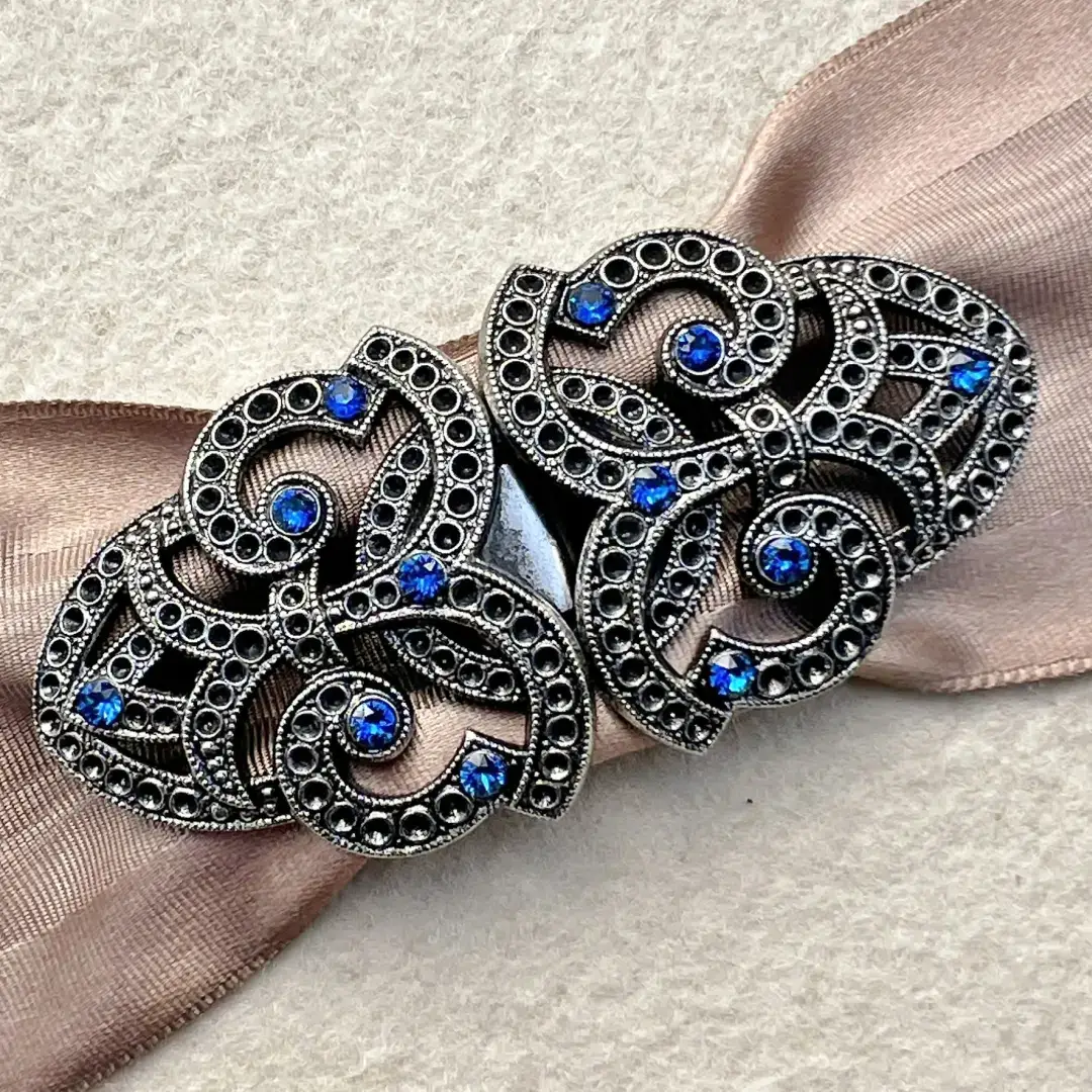 Schürzenschließe mit Swarovski capriblau No. 110 – Bild 29 – Chiemgauer Heimatwerk Trachten-Onlineshop Schürzenschließe mit Swarovski capriblau No. 110 - Bild 29 - Chiemgauer Heimatwerk Trachten-Onlineshop