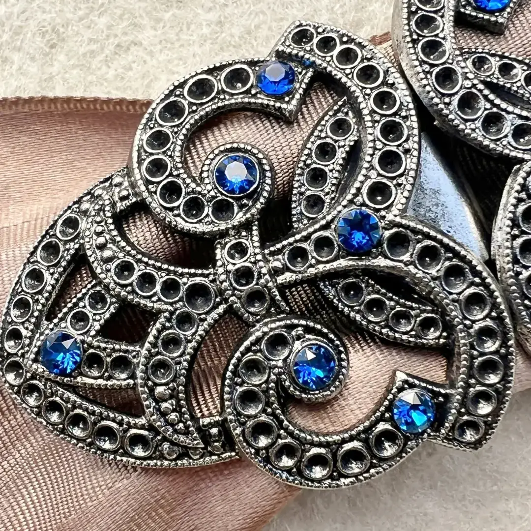 Schürzenschließe mit Swarovski capriblau No. 110 – Bild 31 – Chiemgauer Heimatwerk Trachten-Onlineshop Schürzenschließe mit Swarovski capriblau No. 110 - Bild 31 - Chiemgauer Heimatwerk Trachten-Onlineshop